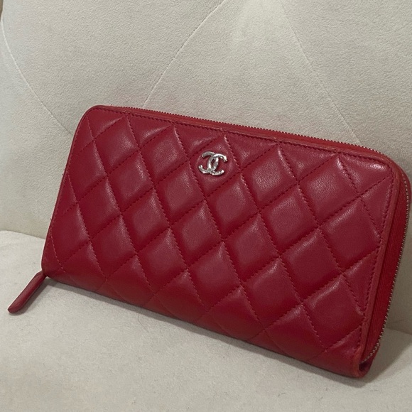 Chanel Red Quilted Lambskin Large Zippy wallet - Picture 3 of 8